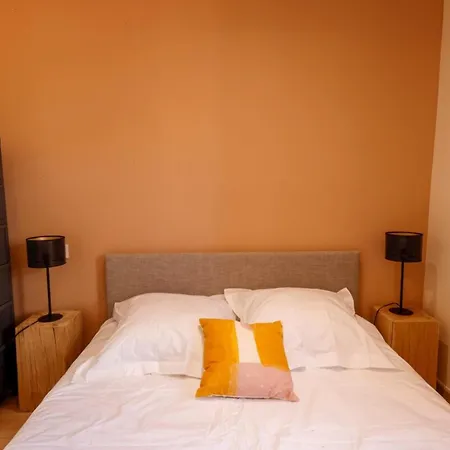 06a2 - Heart Of Old Beautiful Renovated Apartment