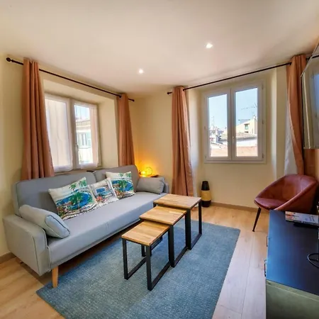 06a2 - Heart Of Old Beautiful Renovated Apartment